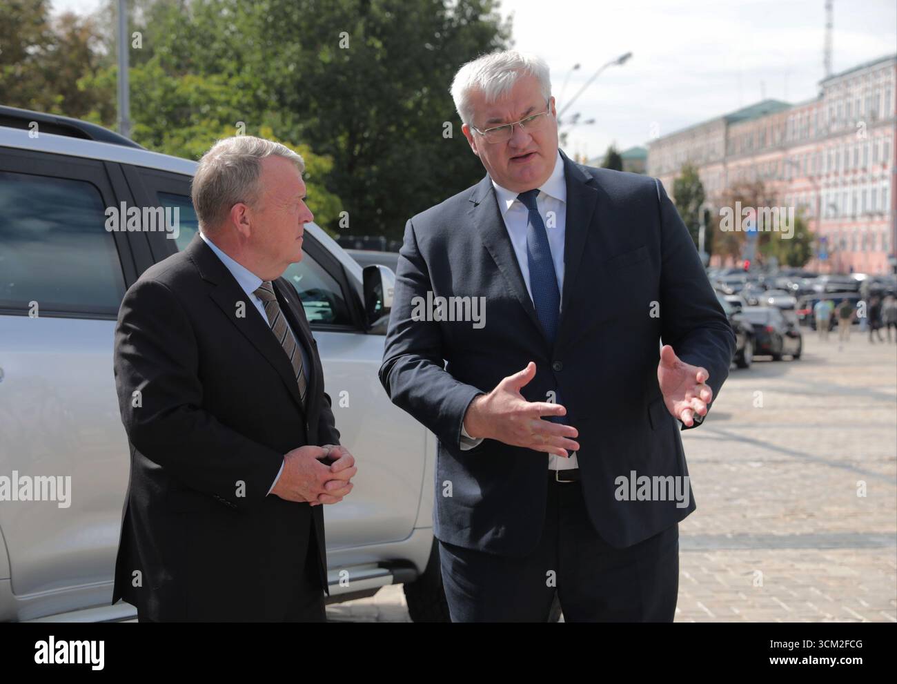 Nicht ausschließlich: Ukrainischer Außenminister Andrii Sybiha (R) und dänischer Außenminister Lars Lokke Rasmussen, die auf einem Offizia in der Hauptstadt ankamen Stockfoto