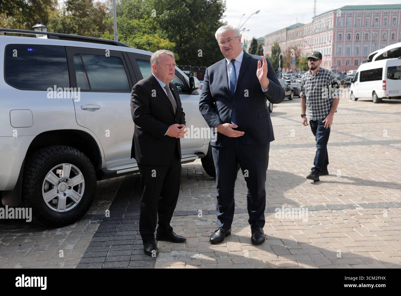 Nicht ausschließlich: Ukrainischer Außenminister Andrii Sybiha (R) und dänischer Außenminister Lars Lokke Rasmussen, die auf einem Offizia in der Hauptstadt ankamen Stockfoto