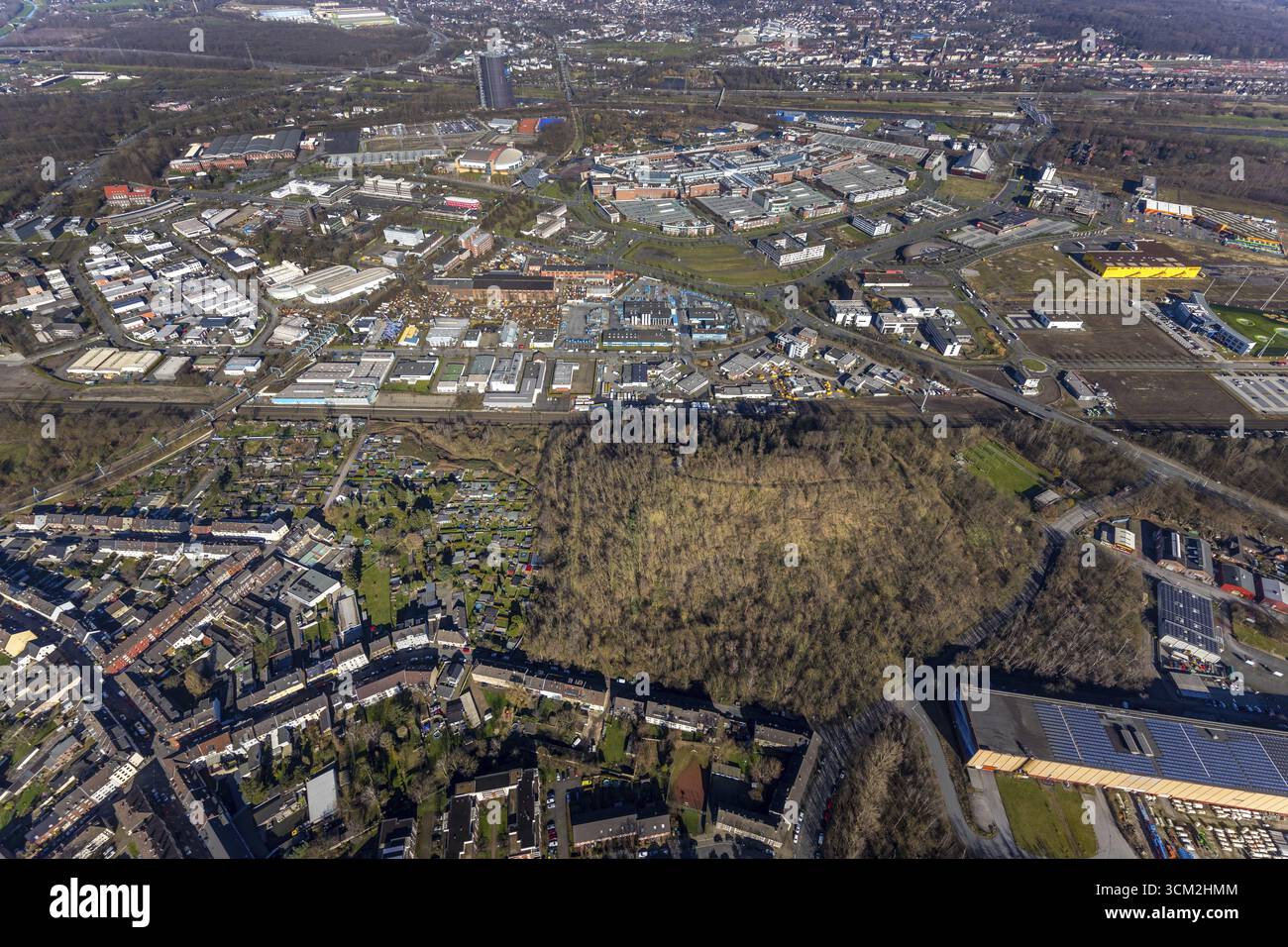 Aus der Vogelperspektive, Knappenhalde Knappenstraße und Essener Straße mit Blick auf Centro Oberhausen, Gewerbegebeit am Technologiezentrum im Lipperfeld, Brueck Stockfoto