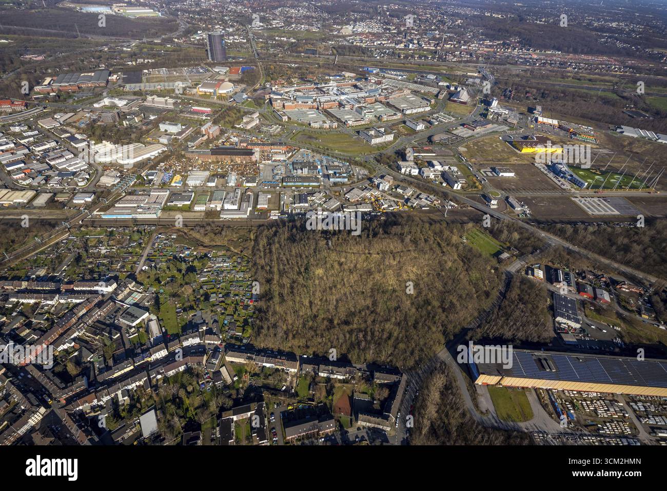 Aus der Vogelperspektive, Knappenhalde Knappenstraße und Essener Straße mit Blick auf Centro Oberhausen, Gewerbegebeit am Technologiezentrum im Lipperfeld, Brueck Stockfoto