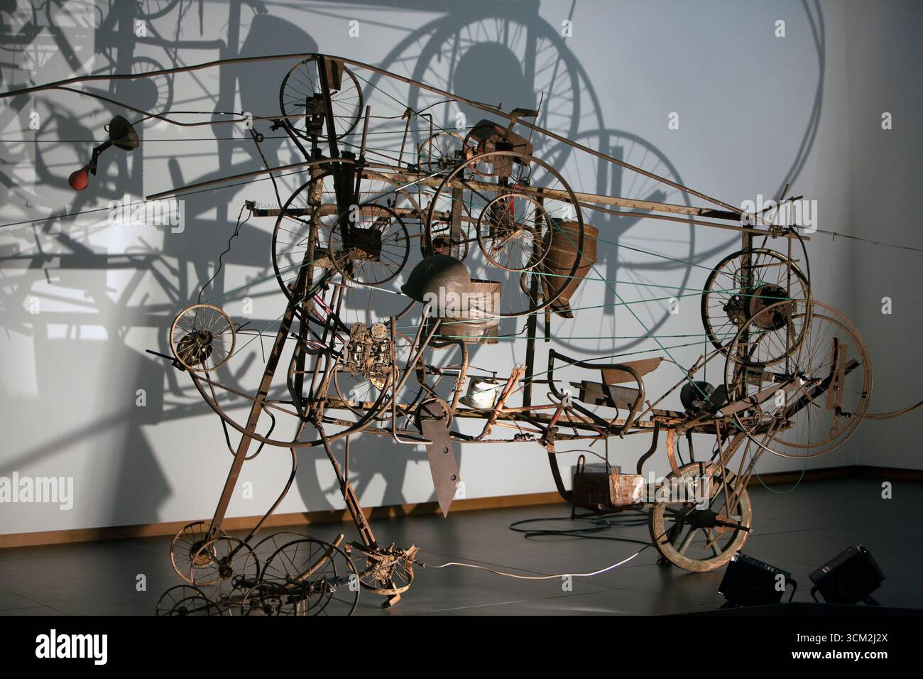 Ausstellungen aus der Jean Tinguely-Ausstellung im Stedelijk Museum Amsterdam, 2016 Stockfoto