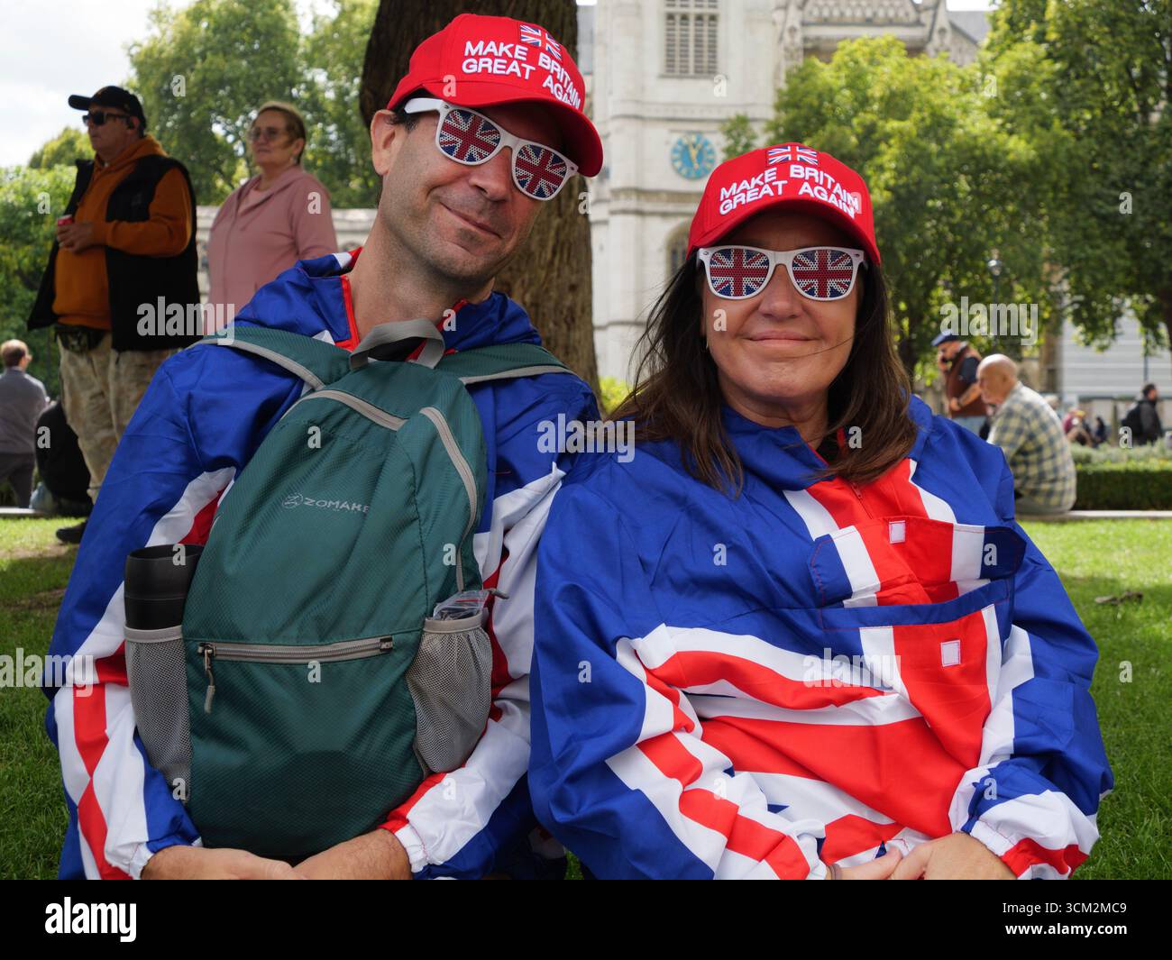 Unite the Kingdom Protest, 13. September 2025, Westminster, London, Großbritannien. Demonstranten mit Union Flag, Union Jack Kleidung, Brille und Hut „Make Britain Great Again“ posieren für ein Bild im Zentrum von London bei einem von Tommy Robinson organisierten Protest Stockfoto