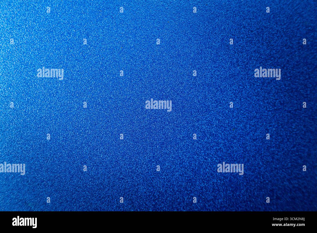 Blaue abstrakte Oberfläche mit körniger Textur und mattem Hintergrund mit zentralem Fokus, Nahaufnahme Stockfoto