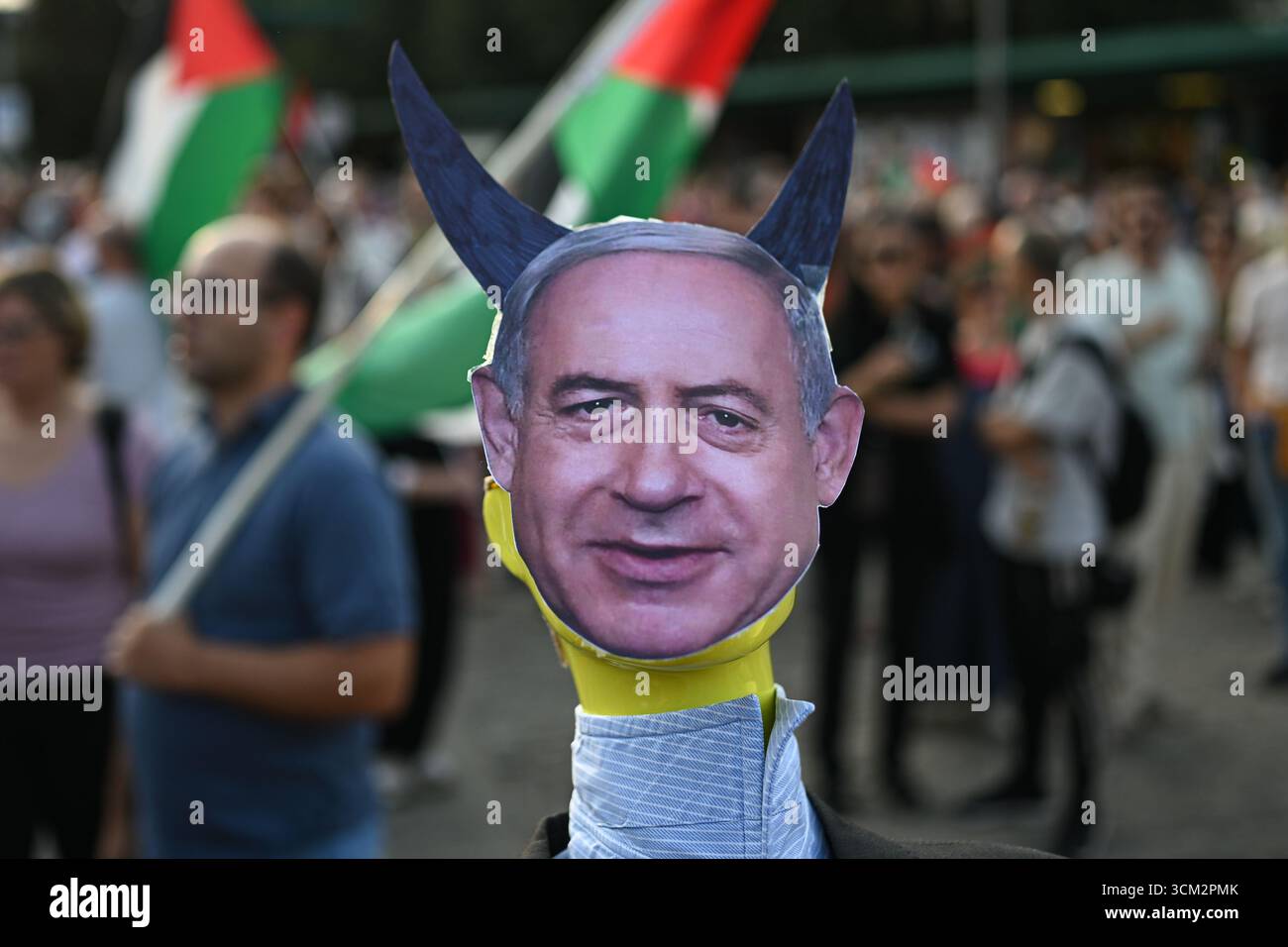 Mailand, Italien - 12. September 2025: Während einer Demonstration zur Unterstützung von O wird ein Poster mit dem israelischen Premierminister Benjamin Netanjahu mit Hörnern gesehen Stockfoto