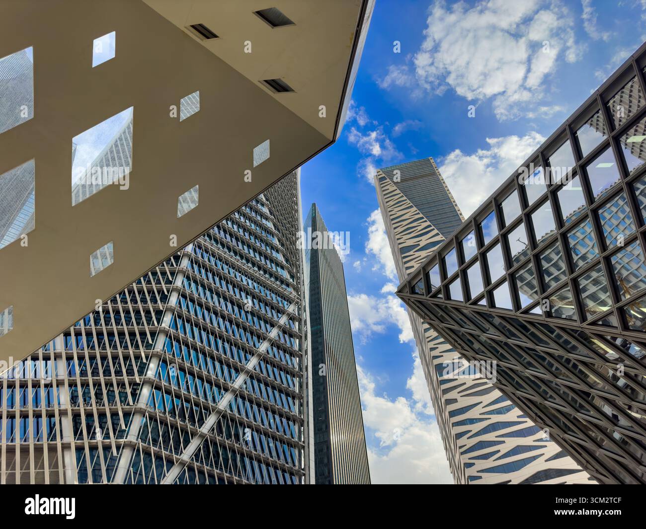 Blick von unten auf die Fassaden der Hochhäuser im King Abdullah Financial District, Riad, Saudi-Arabien Stockfoto