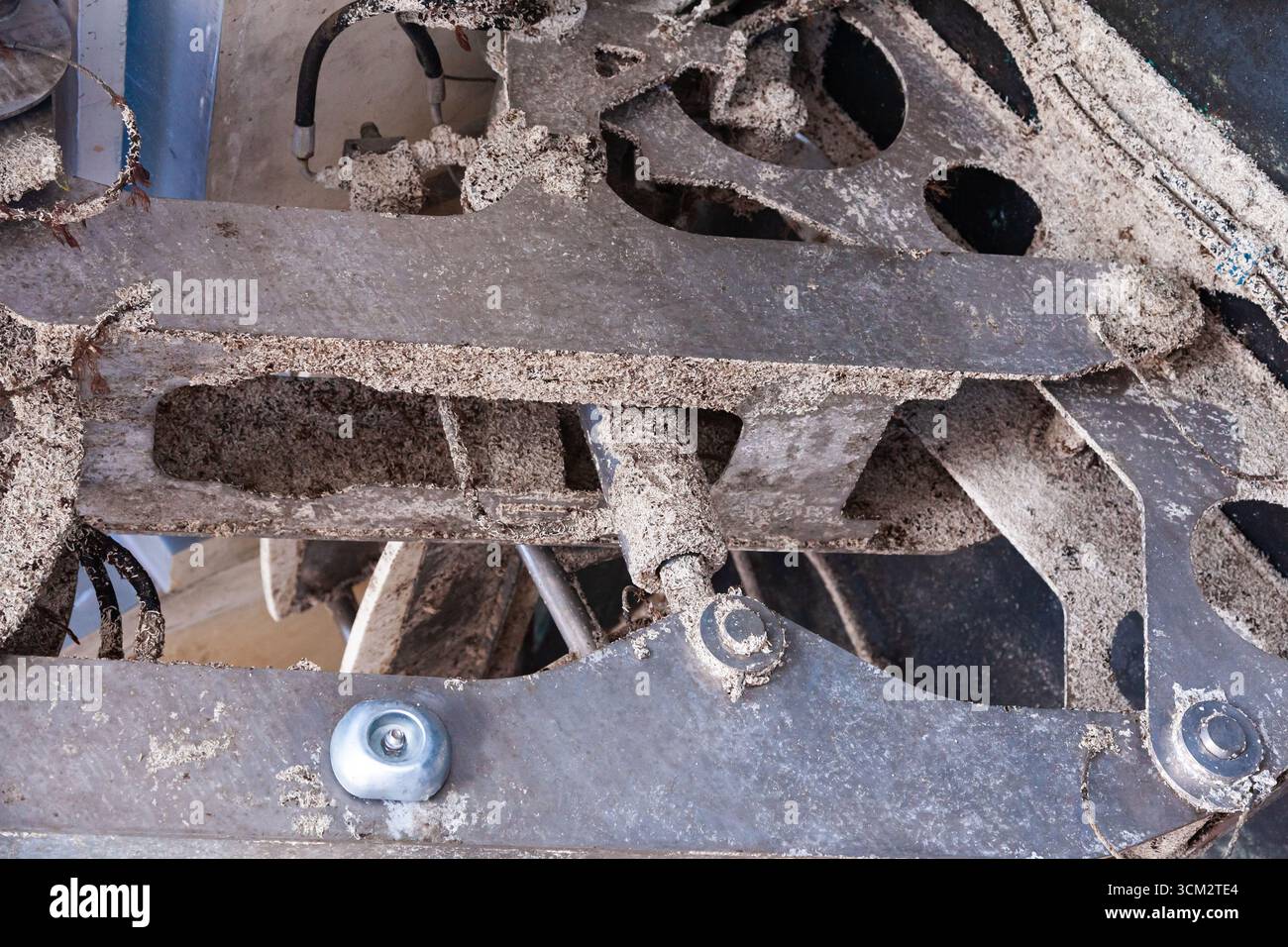 Hydraulischer Hebe- und Klappmechanismus unter dem Heck einer Luxusyacht, Nahaufnahme Stockfoto