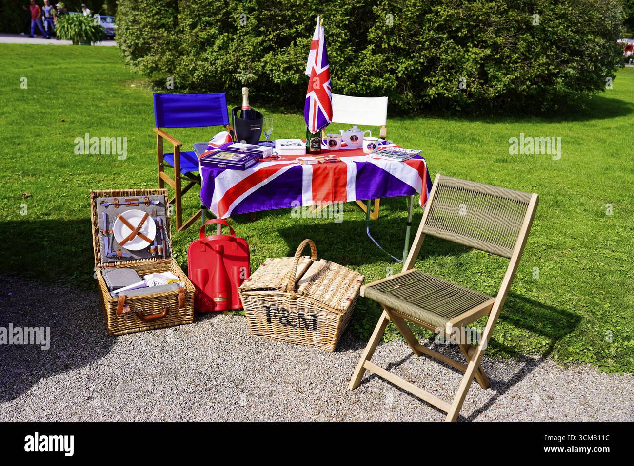 Tisch mit britischer Flagge und Picknickutensilien, umgeben von grüner Wiese und Klappstühlen, Oldtimer Classic, Gala International Concours d'Elegance S Stockfoto