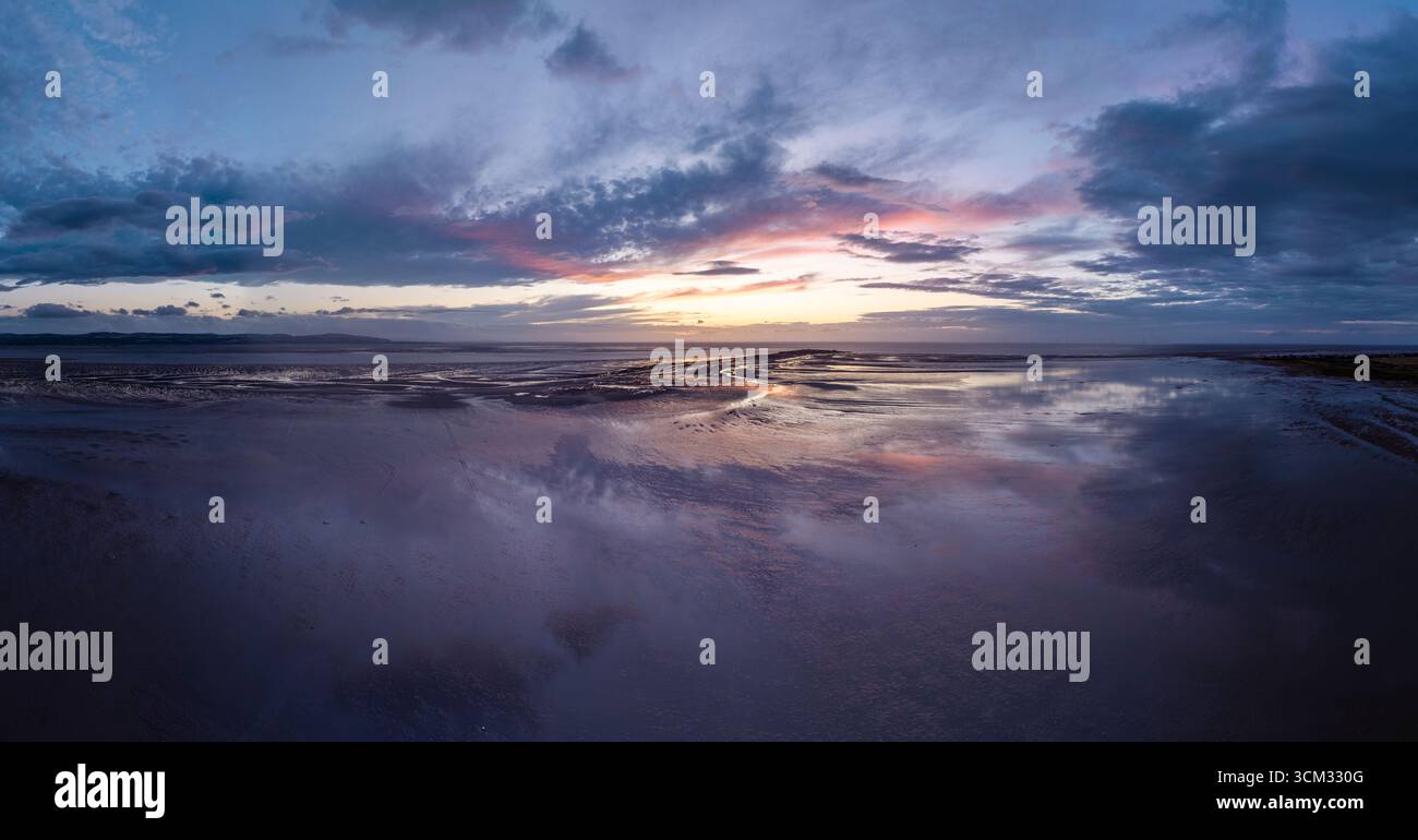 Aus der Vogelperspektive von West Kirby, Wirral, England, über die Sandflächen in Richtung Hilbre Island in der Abenddämmerung Stockfoto