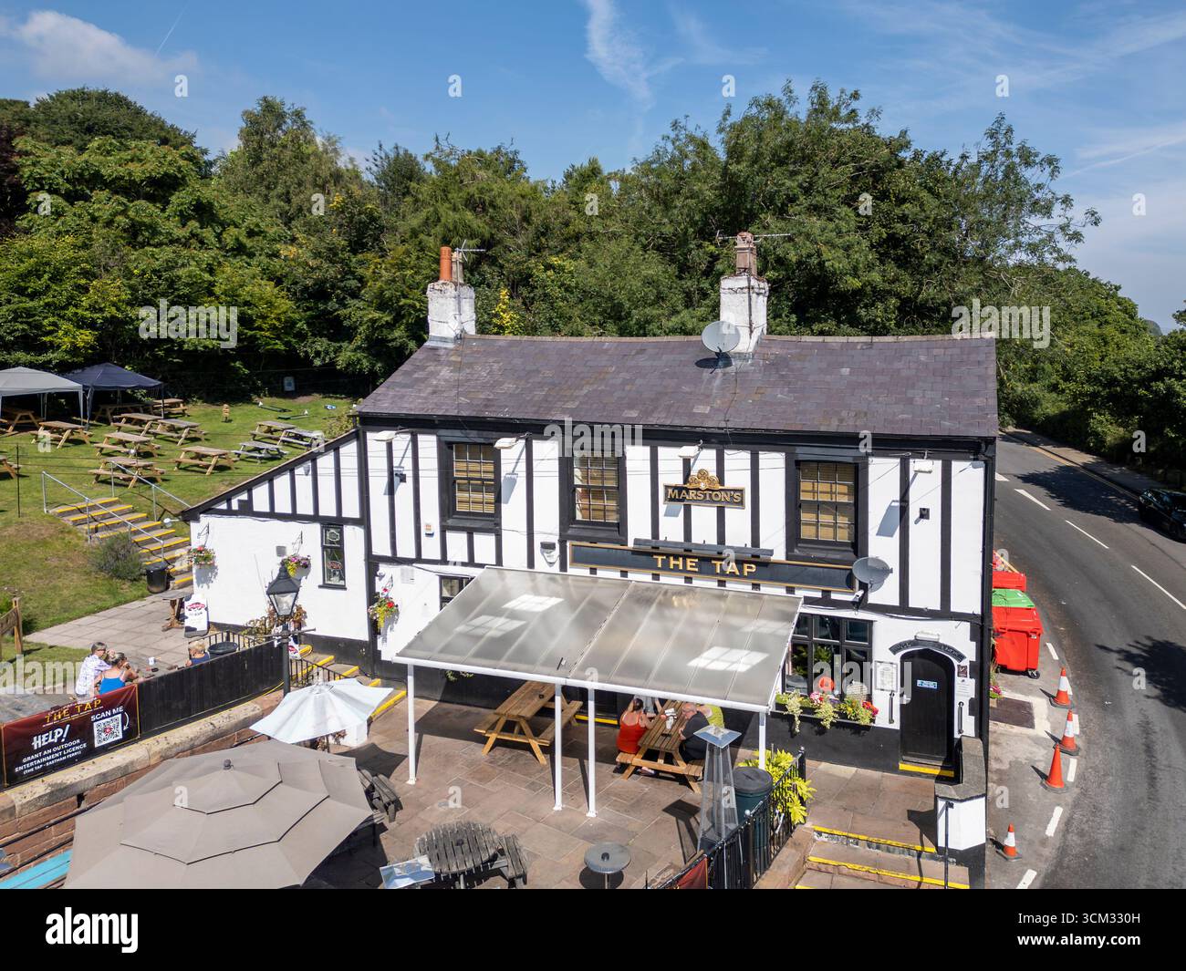 Die Luftaufnahme zeigt das Tap Public House in Eastham, Wirral, Merseyside, England Stockfoto