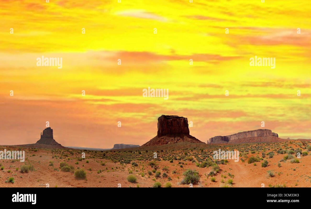 Sonnenaufgang über West und East Mitten Buttes und Merrick Butte, Monument Valley Navajo Tribal Park an der Grenze zwischen Arizona und Utah. Stock Vektor