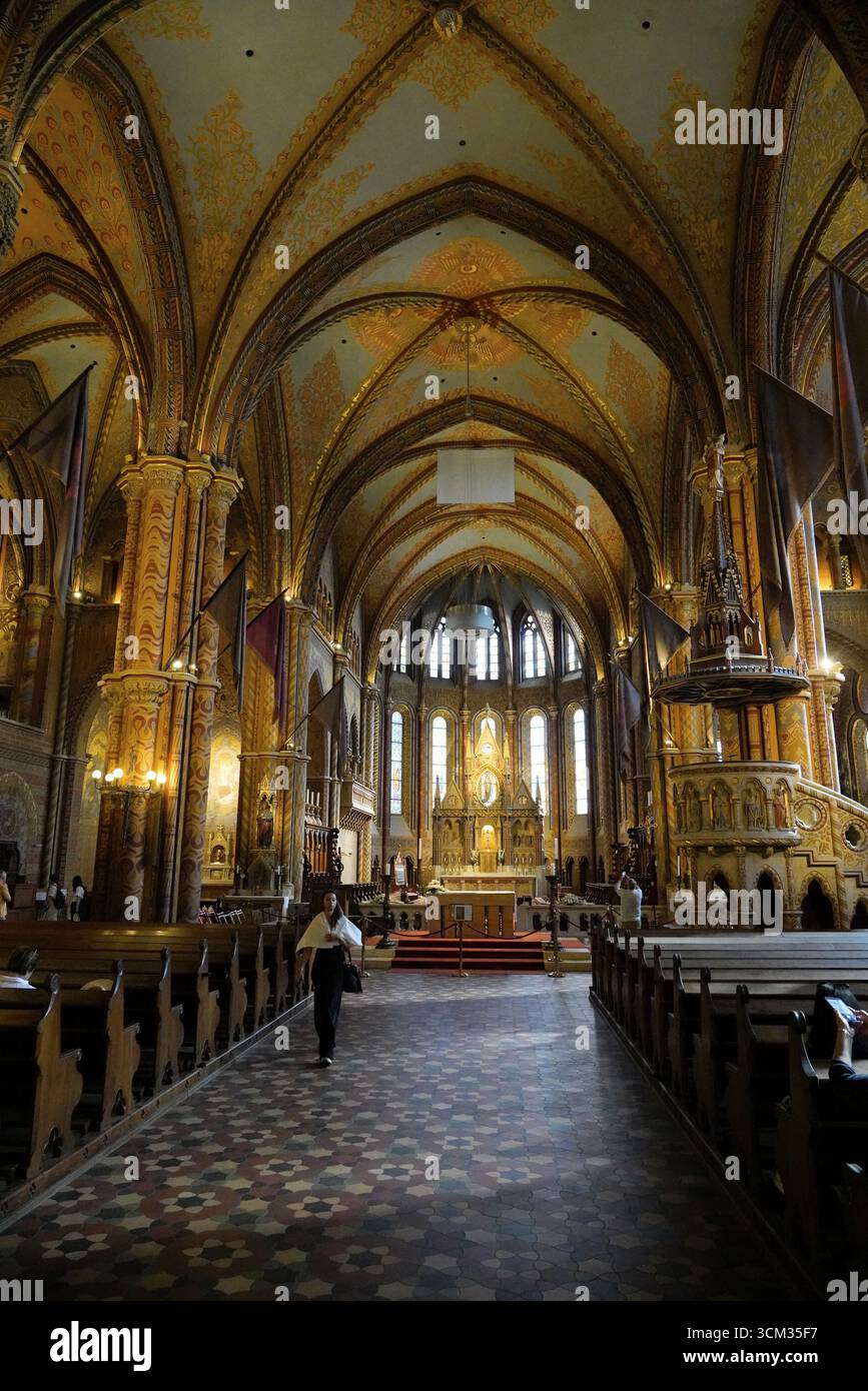 Matthiaskirche, Innenansicht, Buda, Budapest, Ungarn, Europa, einladendes und reich dekoriertes Kircheninnere mit majestätischen Gewölben Stockfoto