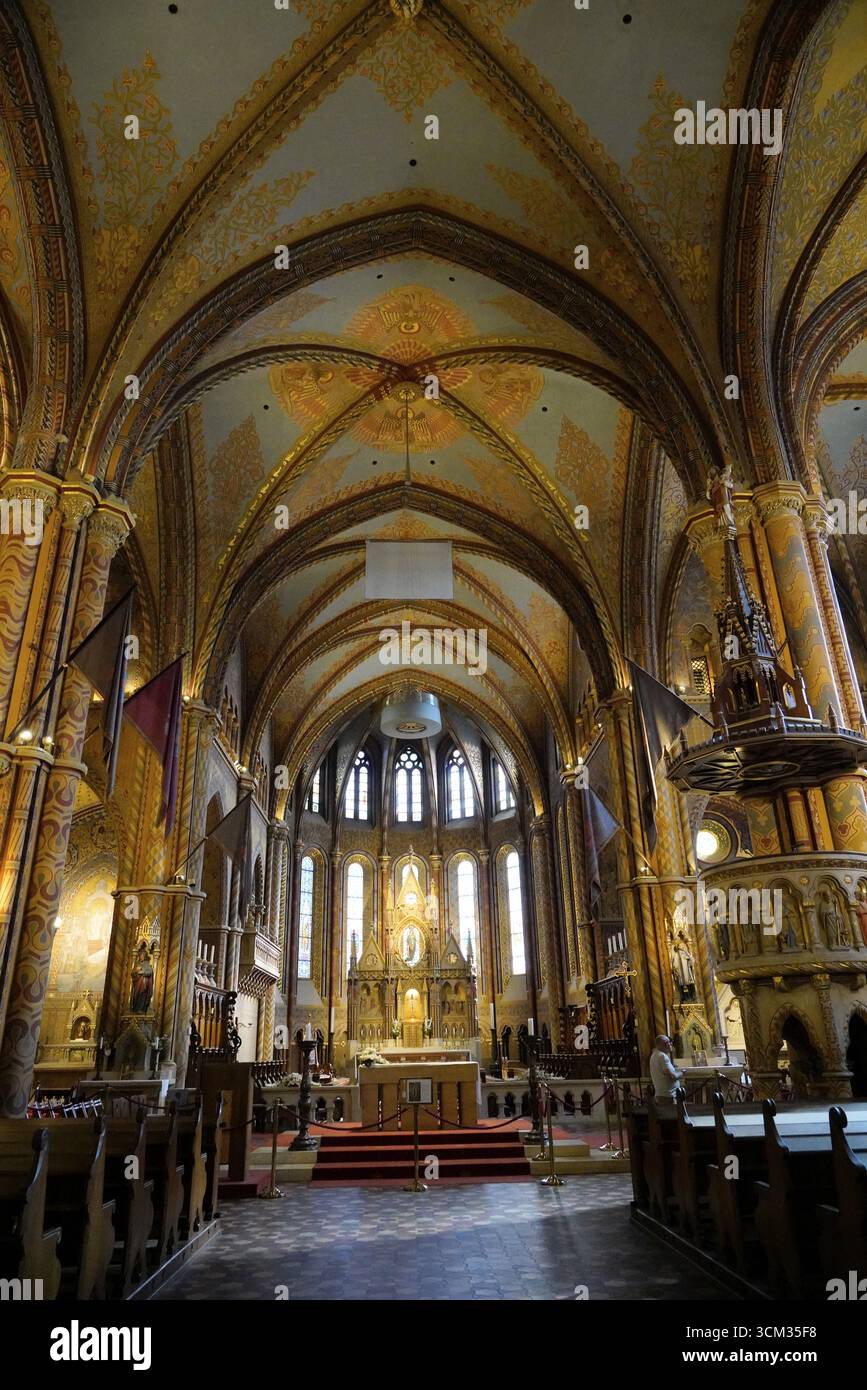 Matthiaskirche, Innenansicht, Buda, Budapest, Ungarn, Europa, erhabenes Kircheninnere mit beeindruckenden hohen Gewölben und einer Atmosphäre voller Hist Stockfoto