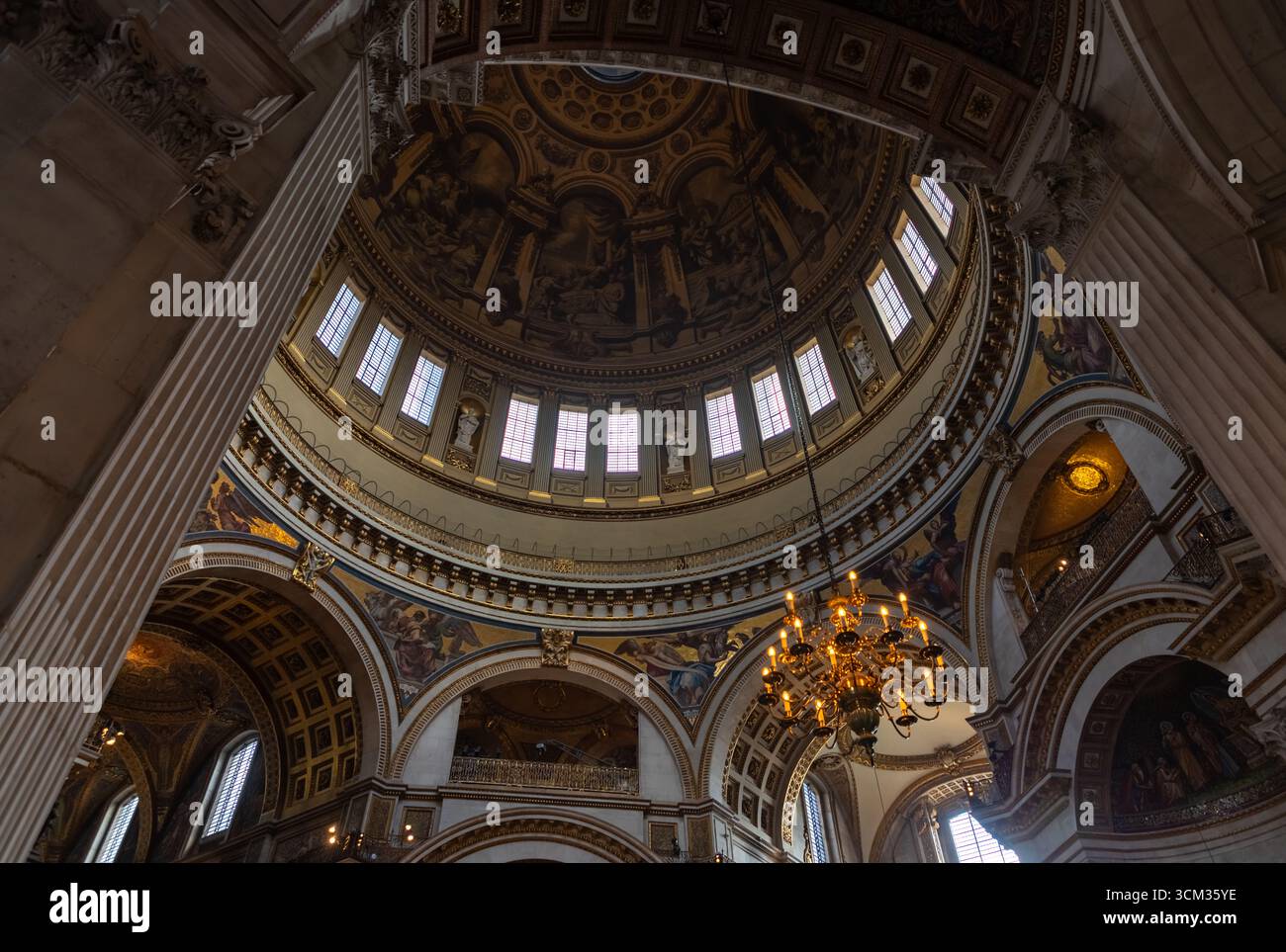 Ein Bild des Innenraums der St. Paul's Cathedral in London. Stockfoto