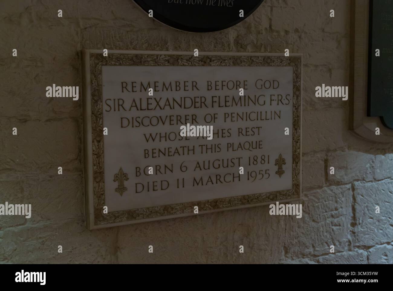 Ein Bild der Tafel von Sir Alexander Fleming in der Krypta der St. Paul's Cathedral, London. Stockfoto