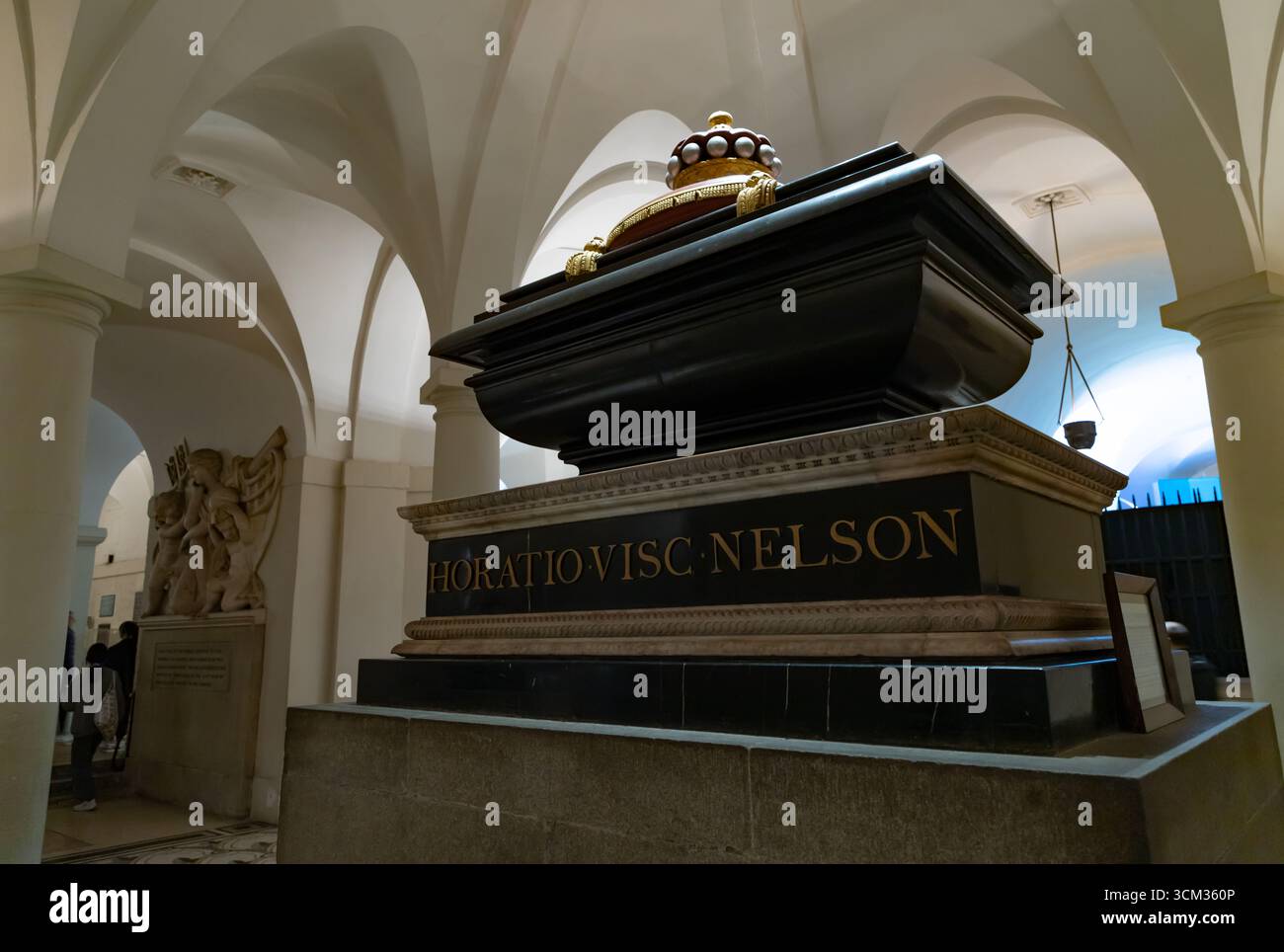Ein Bild des Grabes von Horatio Nelson, 1. Viscount Nelson in der Krypta der St. Paul's Cathedral, London. Stockfoto
