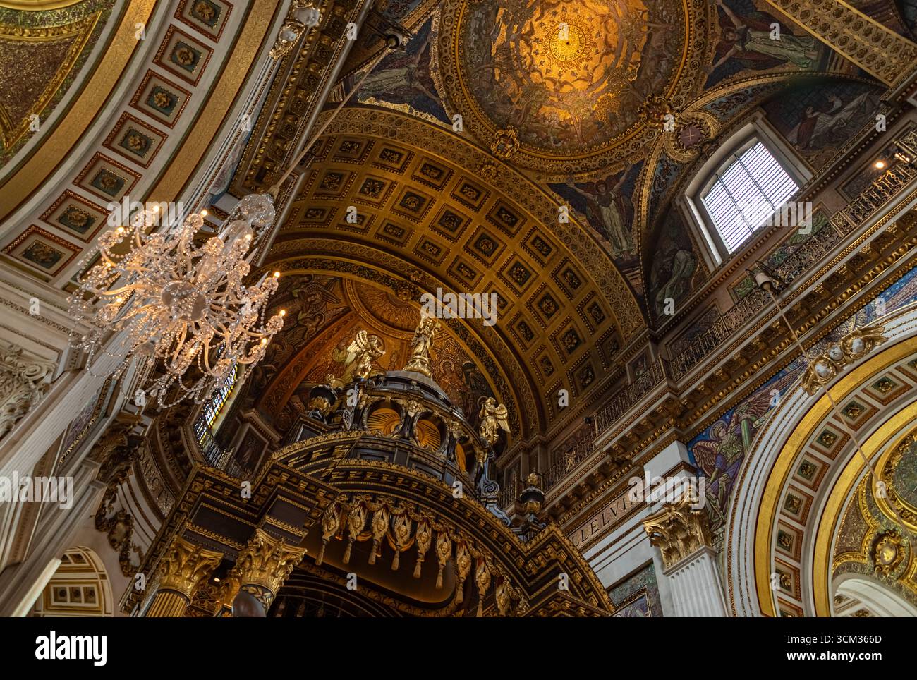 Ein Bild des Innenraums der St. Paul's Cathedral in London. Stockfoto