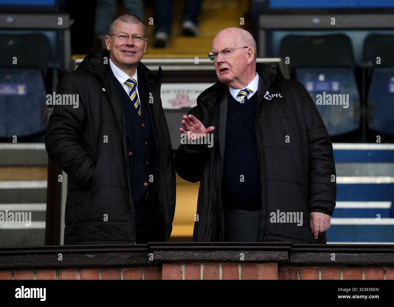 Der CEO der Scottish Premier League Neil Doncaster (links) und der Vorsitzende der Scottish Premier League Murdoch MacLennan in der Tribüne vor dem William Hill Premiership Spiel im BBSP Rugby Park, Kilmarnock. Bilddatum: Sonntag, 14. September 2025. Stockfoto