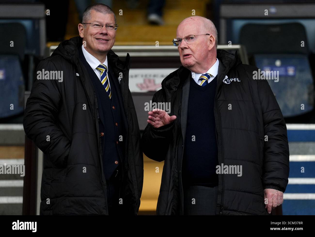 Der CEO der Scottish Premier League Neil Doncaster (links) und der Vorsitzende der Scottish Premier League Murdoch MacLennan in der Tribüne vor dem William Hill Premiership Spiel im BBSP Rugby Park, Kilmarnock. Bilddatum: Sonntag, 14. September 2025. Stockfoto