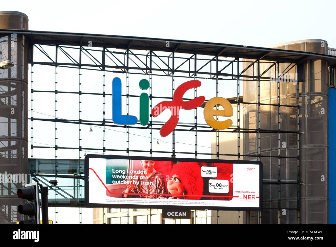 Außenansicht des Eingangs des Life Science Centre mit farbenfroher Beschilderung und Glasfassade newcastle upon tyne Stockfoto