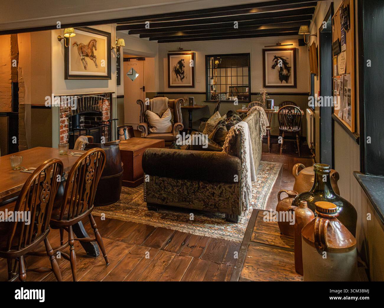 Das Innere des Chestnut Horse ist ein ländliches, einladendes Wirtshaus in Easton, Hampshire. Stockfoto
