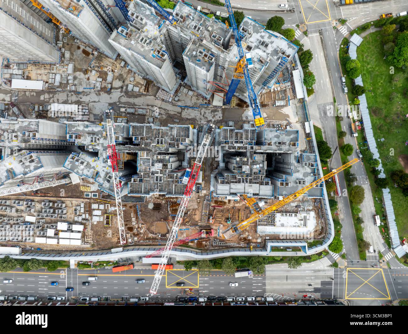 Luftaufnahme einer Baustelle mit mehreren Kränen über den Skelettstrukturen in der Nähe des Kallang Airport Way, Singapur. Stockfoto
