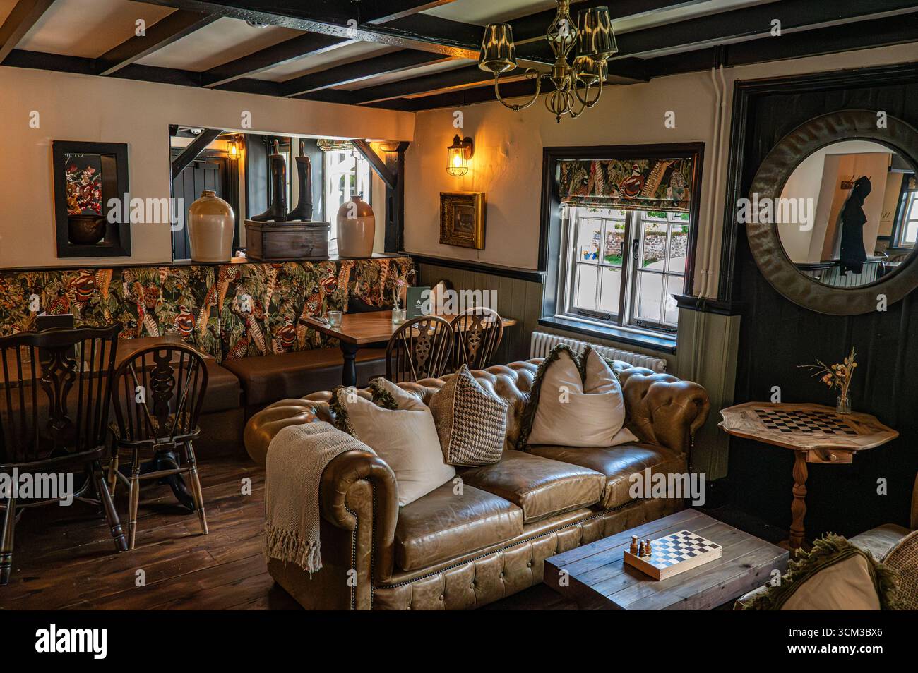 Das Innere des Chestnut Horse ist ein ländliches, einladendes Wirtshaus in Easton, Hampshire. Stockfoto