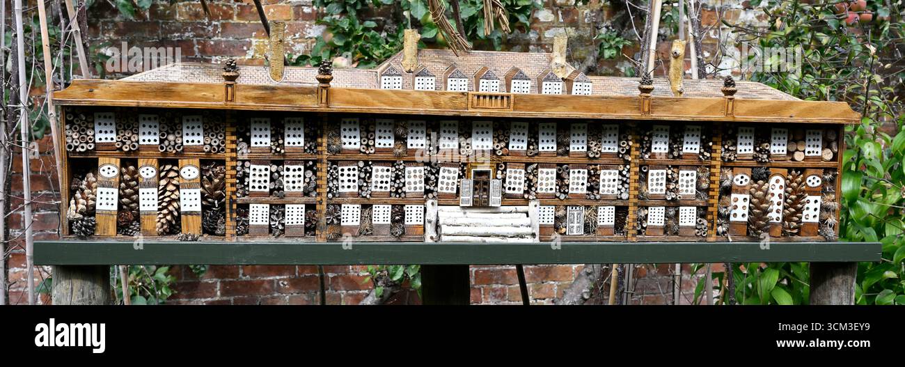 Insektenhotel oder Insektenhaus im Erddig Hall Garden, Wales, UK September Stockfoto
