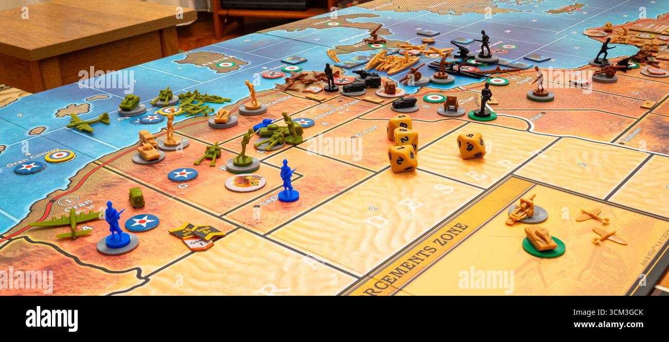 Strategische Brettspiel-Szene mit Stücken und Würfeln auf der Karte Stockfoto
