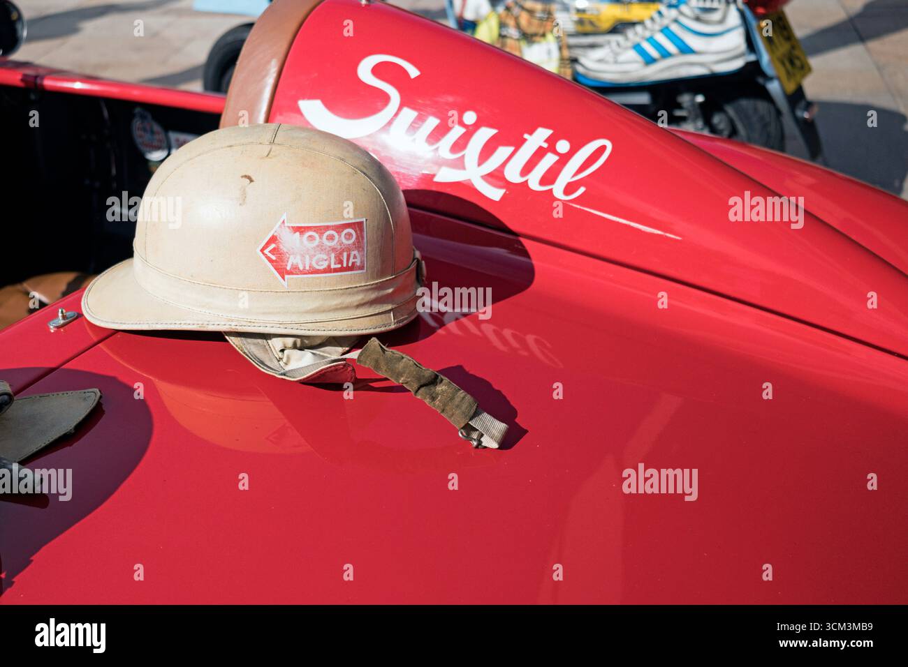 Ein alter Rennwagenhelm an einem 1955er Ferrari 500 Mondial Nachbau. Burnley Classic Car Show 2025. Stockfoto