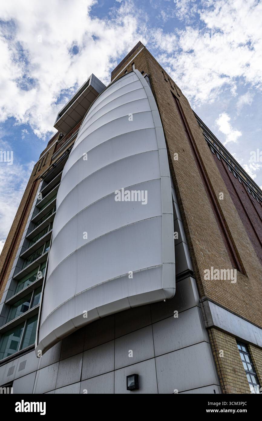 Ein flaches Bild eines modernen Gebäudes mit Ziegelstein- und Glasfassaden mit einer charakteristischen geschwungenen weißen Platte in Newcastle upon Tyne, Großbritannien. Stockfoto