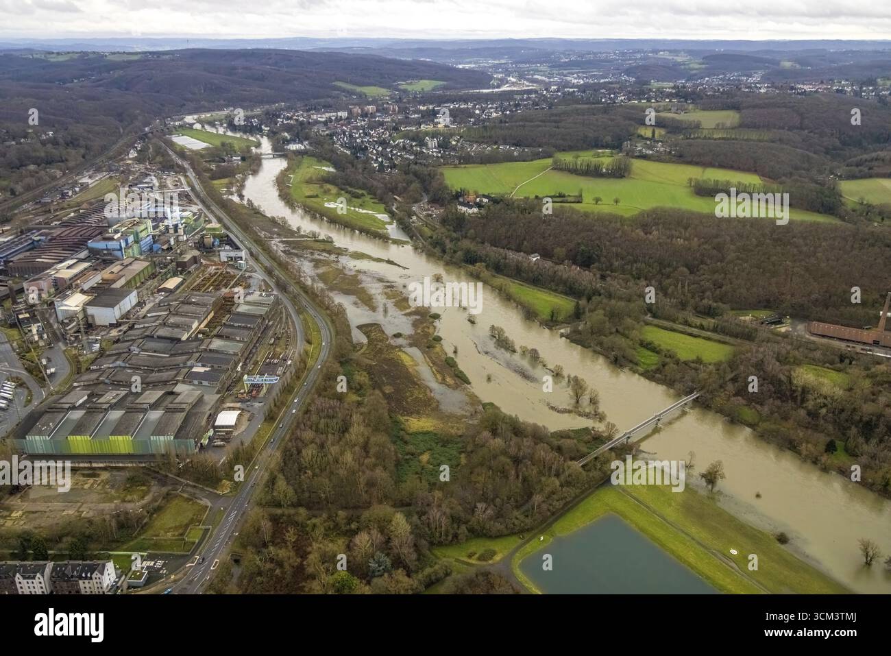 Luftaufnahme, Ruhrflut, Weihnachtsflut 2023, Ruhr überquert nach starken Regenfällen sein Ufer, überflutetes Gebiet zwischen Ruhrbrücke Bommern und Nacht Stockfoto