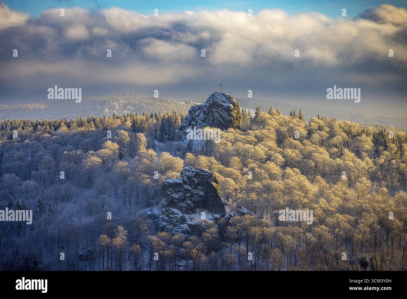 Aus der Vogelperspektive, Bruchhauser Steine mit Kopfsteinpflaster und Gipfelkreuz, Sicht in Winterlandschaft, Wolken und blauem Himmel, Bruchhausen, Olsberg, Sauerland Stockfoto