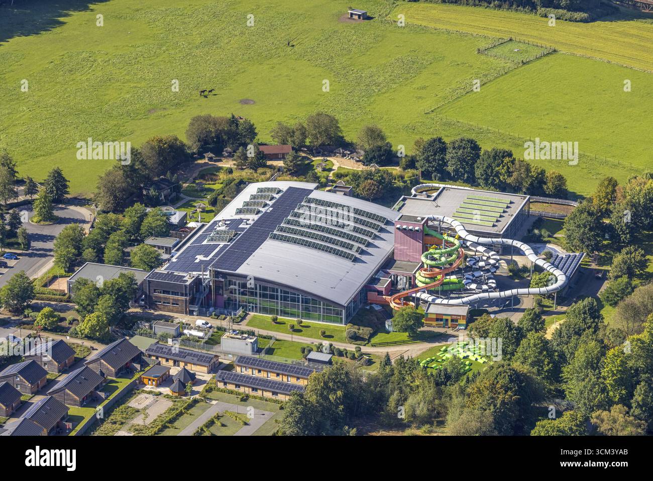 Luftaufnahme, Erlebnisbad AquaMagis mit großer Wasserrutsche, Holthausen, Plettenberg, Sauerland, Nordrhein-Westfalen, Deutschland, Badeanstalt Stockfoto