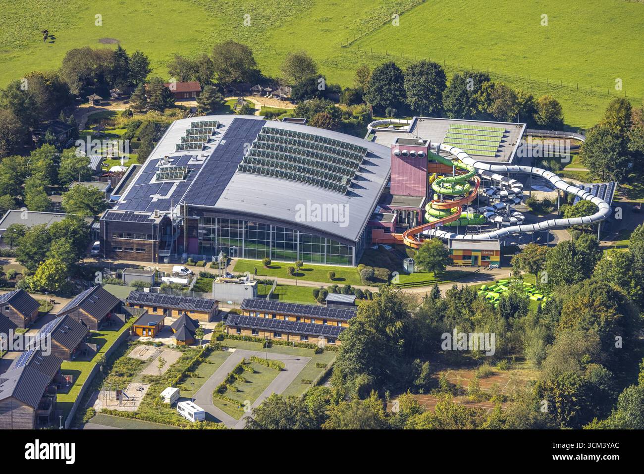 Luftaufnahme, Erlebnisbad AquaMagis mit großer Wasserrutsche, Holthausen, Plettenberg, Sauerland, Nordrhein-Westfalen, Deutschland, Badeanstalt Stockfoto