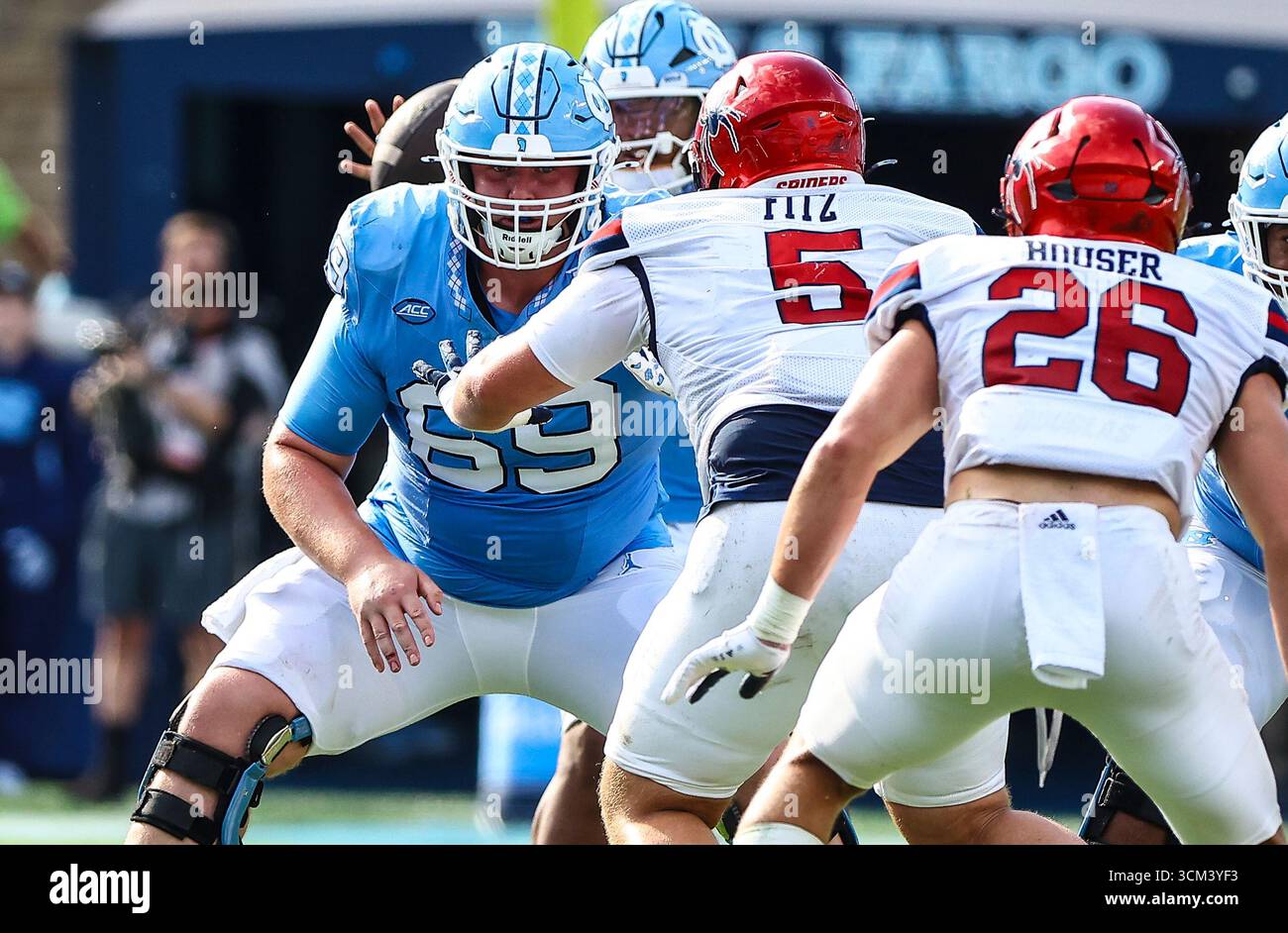13. September 2025: North Carolina Offensive Lineman Chad Lindberg (69) blockiert Matei Fitz (5). NCAA-Fußballspiel zwischen der University of Richmond und der University of North Carolina im Kenan Memorial Stadium, Chapel Hill, North Carolina. David Beach/CSM Stockfoto