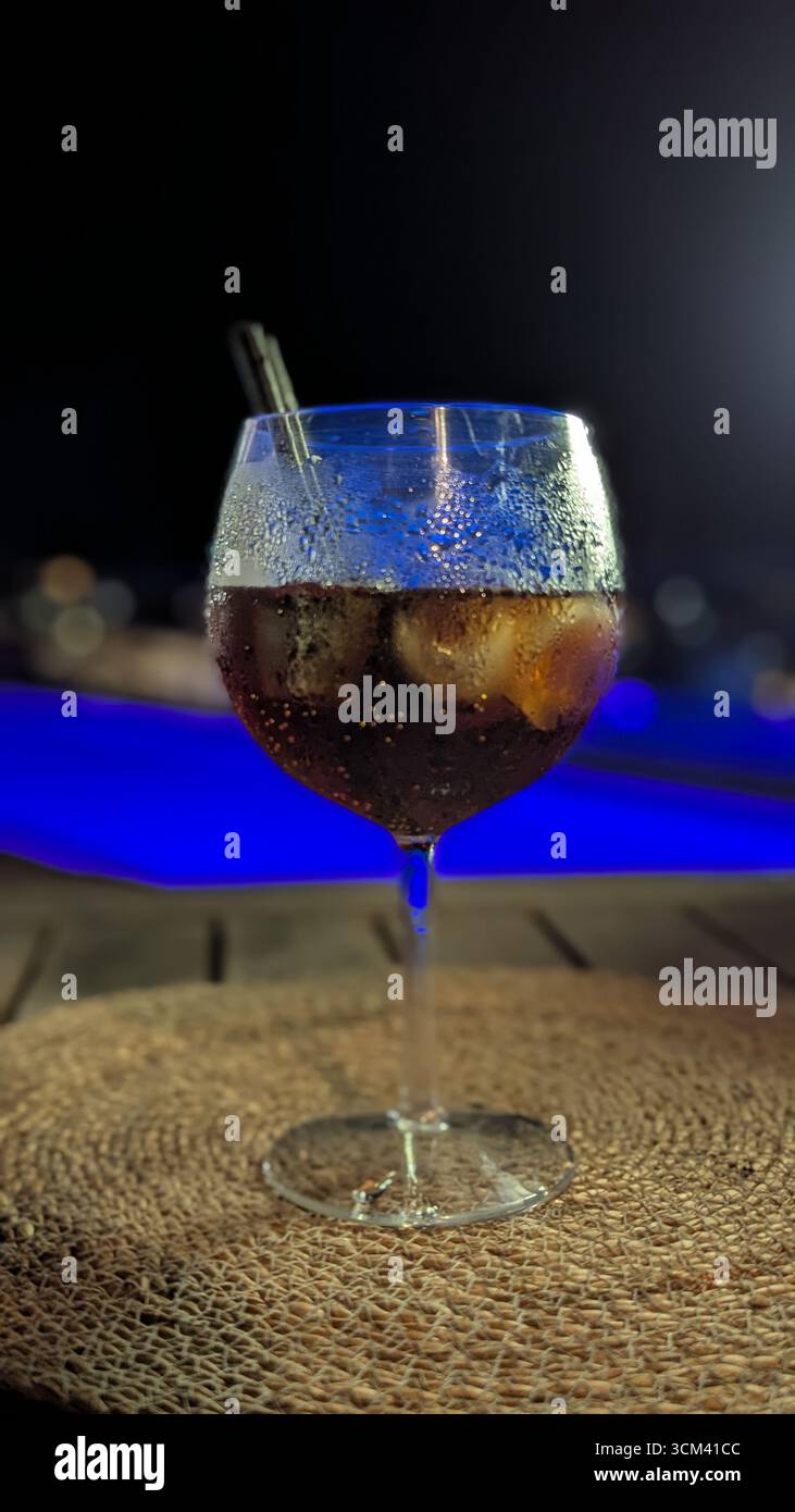 Dunkler Rum, Cola, Eis, Keil, Stroh - Smartphone-aufgenommenes Stockfoto