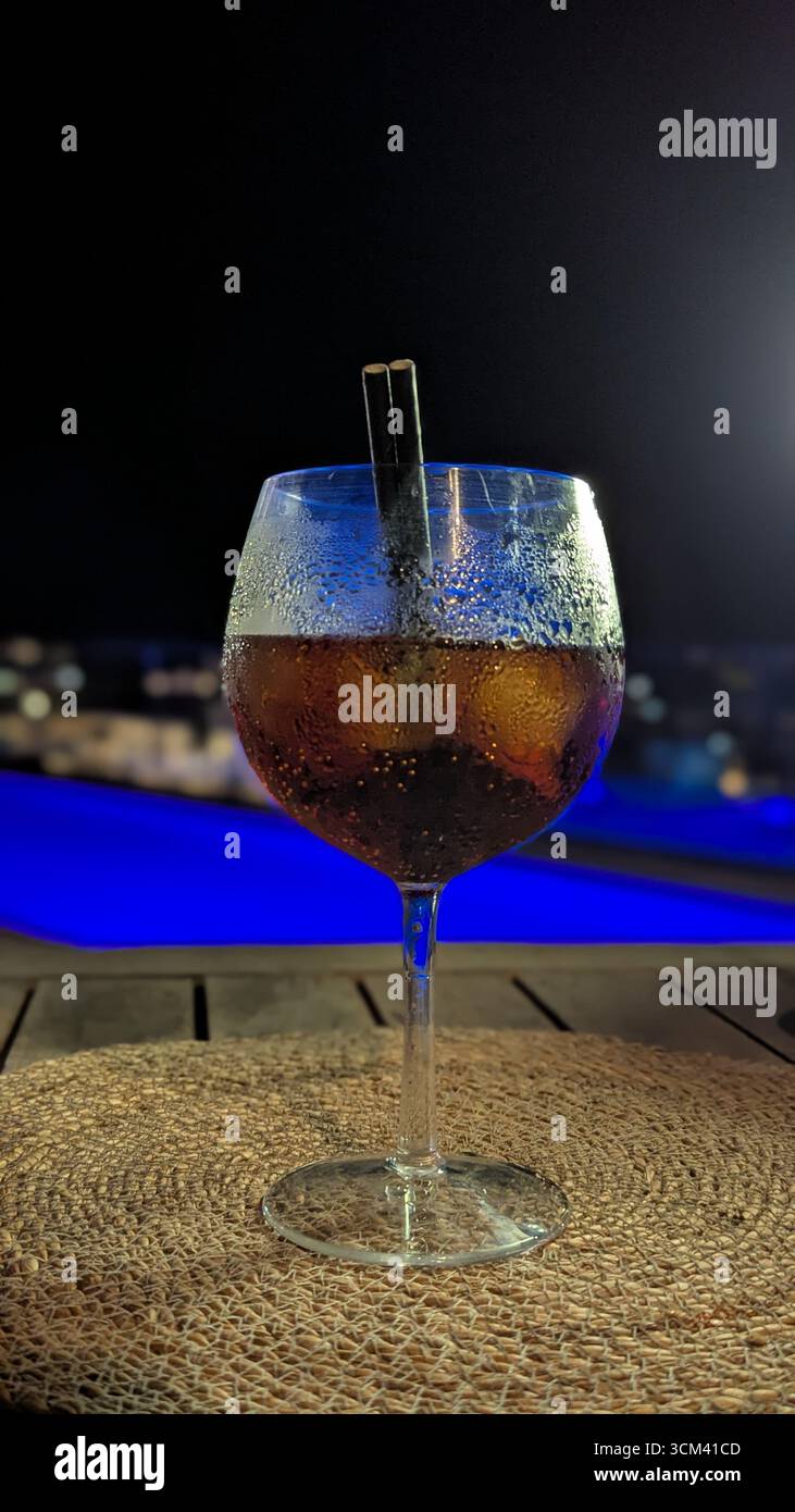 Rum und Cola - Smartphone-aufgenommenes Stockfoto