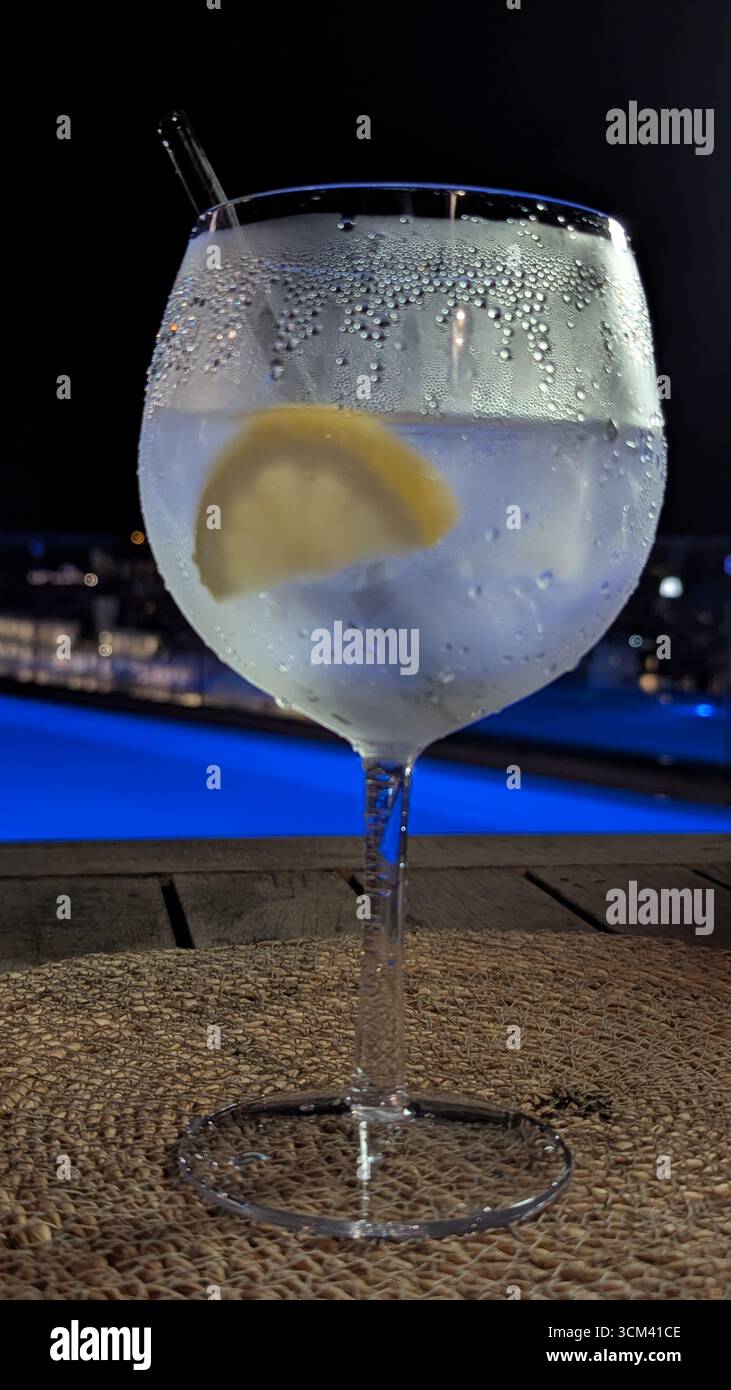 Dunkler Rum, Cola, Eis, Keil, Stroh - Smartphone-aufgenommenes Stockfoto