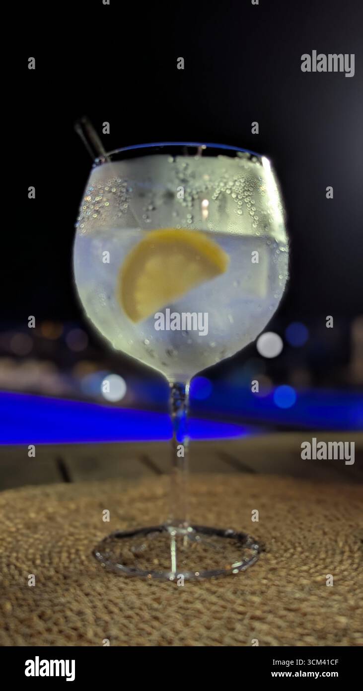 Gin & Tonikum - Smartphone-aufgenommenes Stockfoto