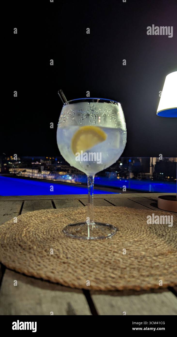Gin Tonic - Smartphone-aufgenommenes Stockfoto