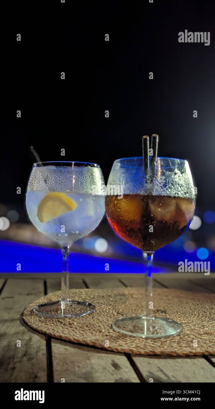 Rum und Cola und Gin und Tonic - Smartphone-aufgenommenes Stockfoto