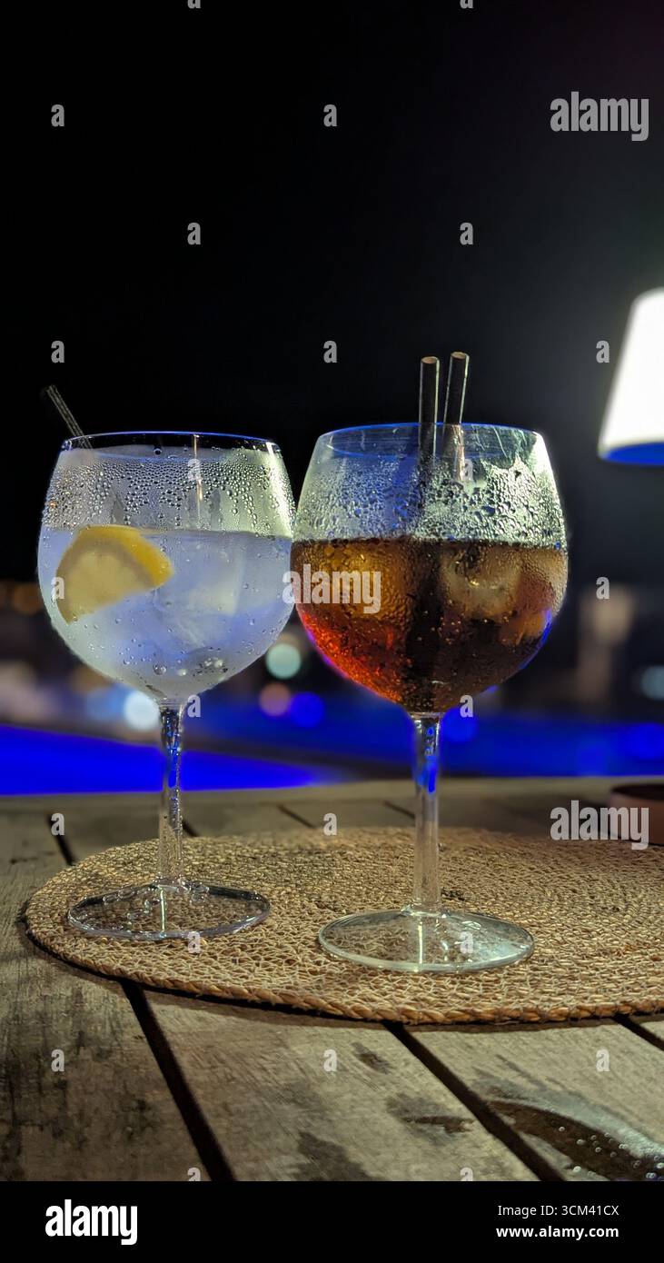 Gin Tonic und Rum Coke - Smartphone-aufgenommenes Stockfoto
