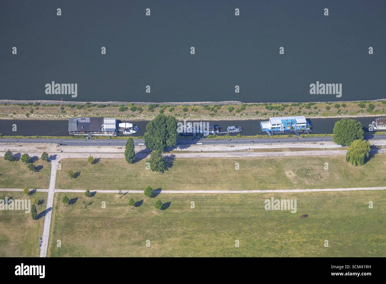 Luftansicht, Hausboote am Rheinufer, Rheinpark, Golzheim, Düsseldorf, Rheinland, Nordrhein-Westfalen, Deutschland, DE, Europa, Aerial VI Stockfoto