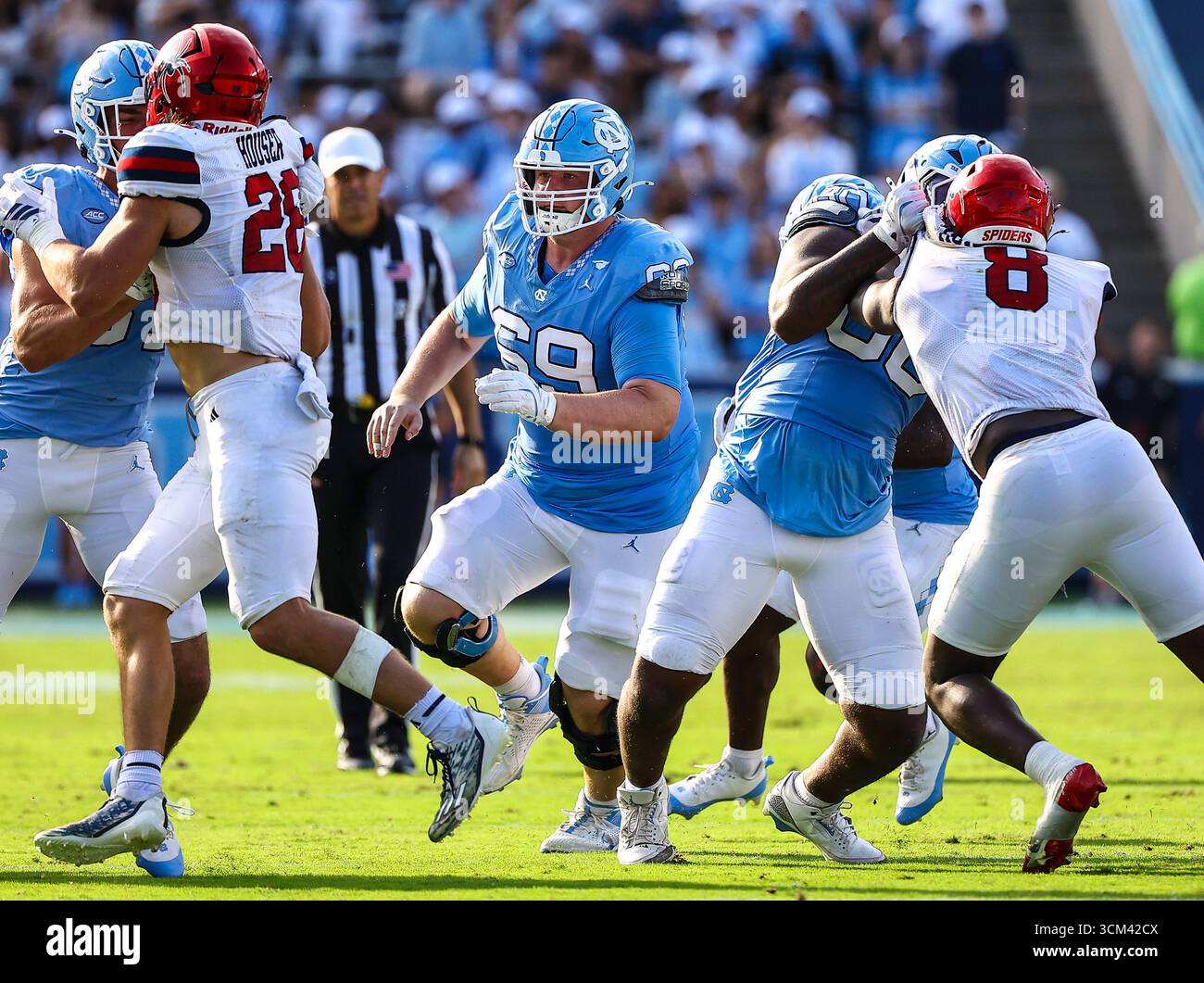13. September 2025: North Carolina Offensive Lineman Chad Lindberg (69) führt Block an. NCAA-Fußballspiel zwischen der University of Richmond und der University of North Carolina im Kenan Memorial Stadium, Chapel Hill, North Carolina. David Beach/CSM Stockfoto