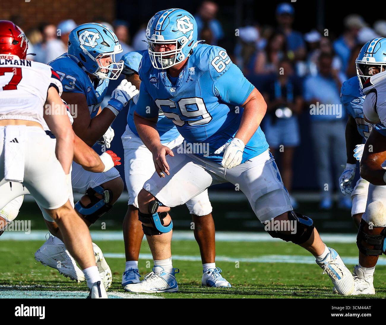 13. September 2025: North Carolina Offensive Lineman Chad Lindberg (69) Blocks. NCAA-Fußballspiel zwischen der University of Richmond und der University of North Carolina im Kenan Memorial Stadium, Chapel Hill, North Carolina. David Beach/CSM Stockfoto
