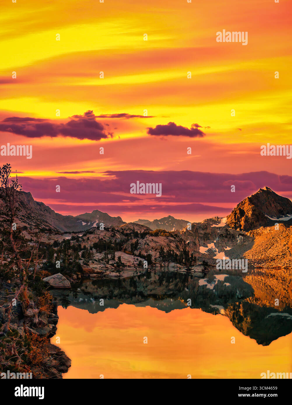 Perfekte spiegelartige Reflexion eines dramatischen Sonnenuntergangs auf einem ruhigen See; glasklares Wasser, lebendige Farben, makellose Symmetrie, ruhige Szene. Stock Vektor