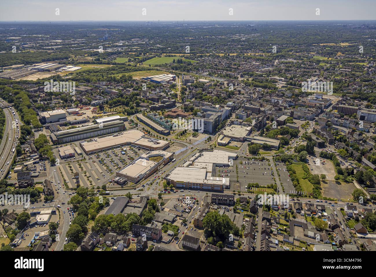 Aus der Vogelperspektive, Einkaufszentrum Sterkrader Tor, technisches Rathaus, Wohnsiedlung an der Guten Hoffnung, Sterkrade Mitte, Oberhausen, Ruhrgebiet, Norden Stockfoto