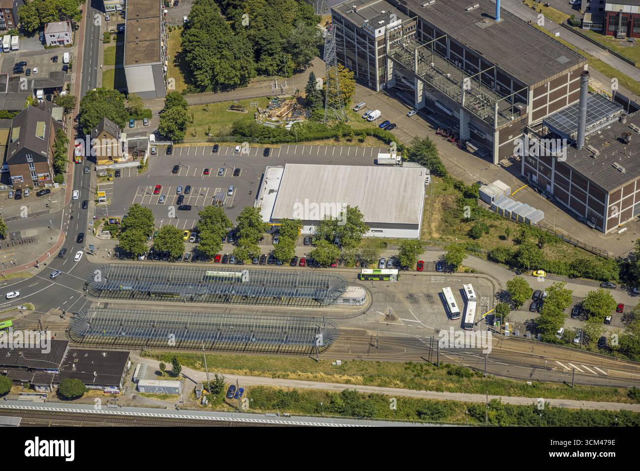 Luftaufnahme, Bahnhof Sterkrade, Busbahnhof, Netto Markt, EVO Energieversorgung Oberhausen AG, Sterkrade Mitte, Oberhausen, Ruhrgebiet, Nord Stockfoto