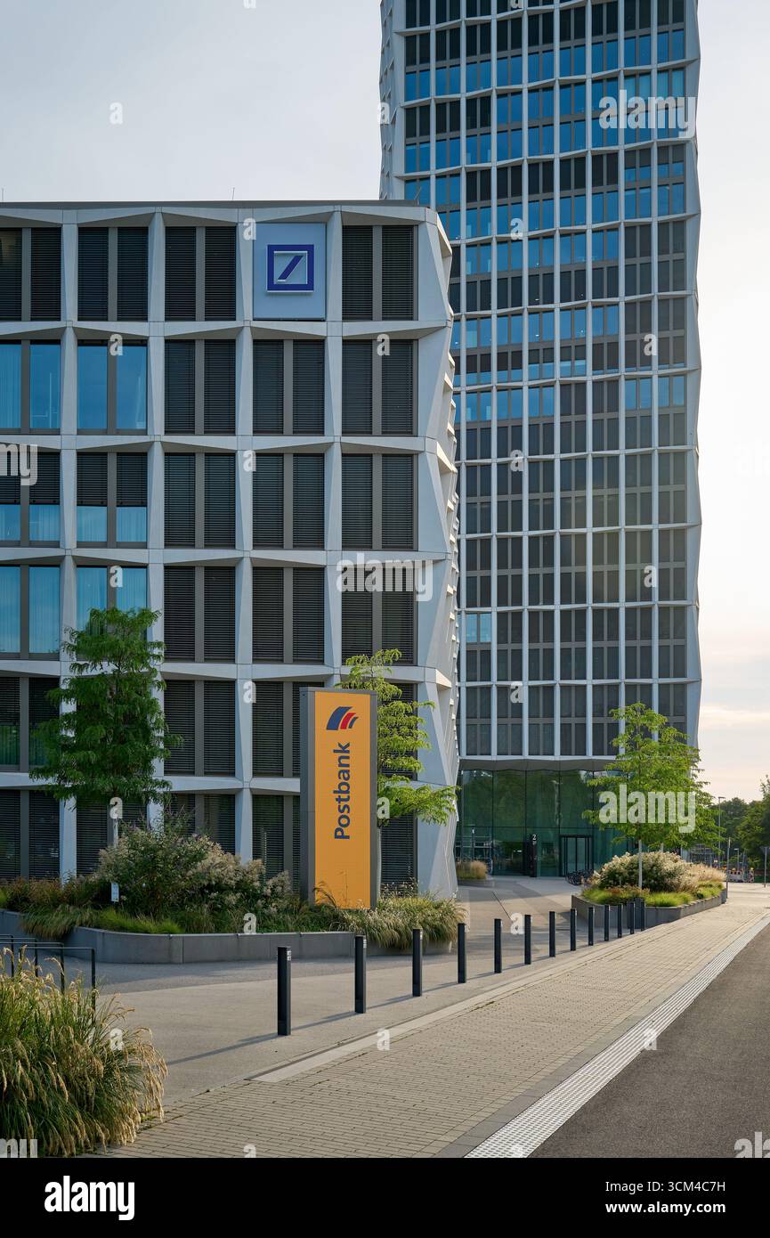 Moderne Bürogebäude mit Bankschildern, Bonn, Deutschland Stockfoto