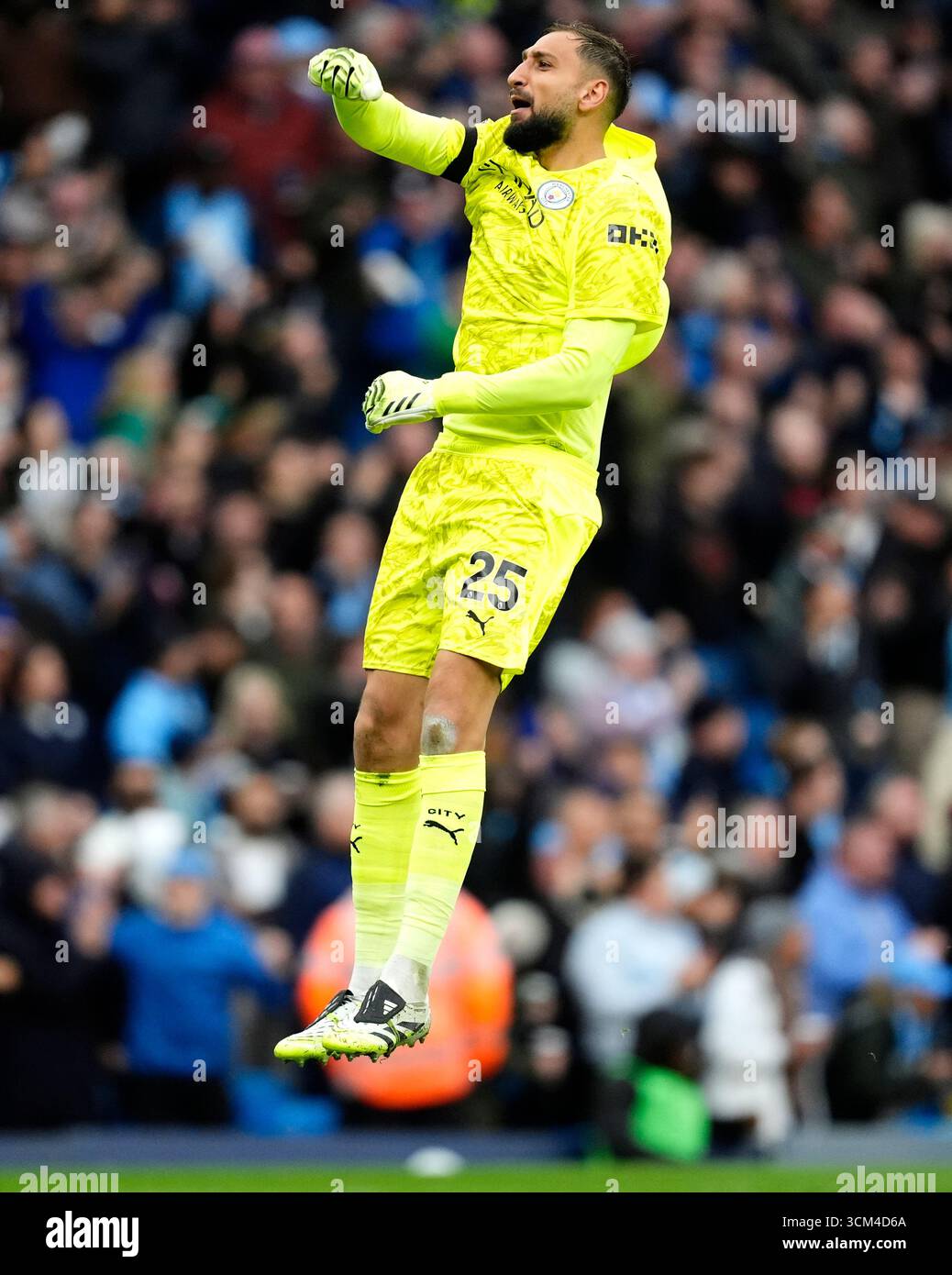 Manchester City Torhüter Gianluigi Donnarumma feiert das zweite Tor ihrer Mannschaft, das Erling Haaland (nicht abgebildet) im Premier League-Spiel im Etihad Stadium in Manchester erzielte. Bilddatum: Sonntag, 14. September 2025. Stockfoto